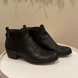 Denver Hayes Sz 6.5 ankle booties